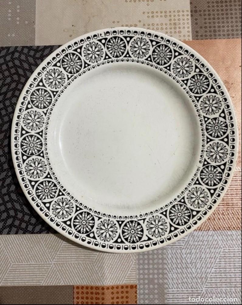 Antig&uuml;edades: Antiguo plato de loza Vargas Segovia &ndash; Decorado bajo barniz mod. 743 &ndash; c. 1930/1950