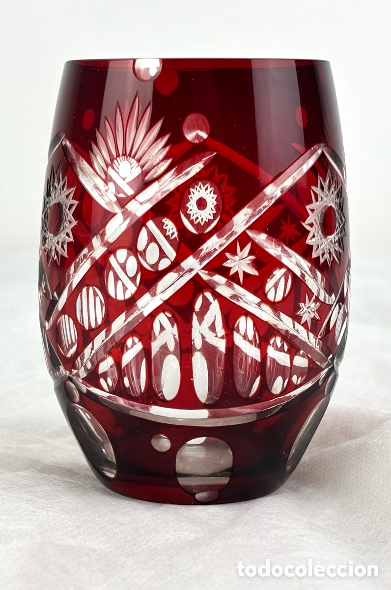 Antig&uuml;edades: VASO DE CRISTAL TALLADO COLOR BURDEOS