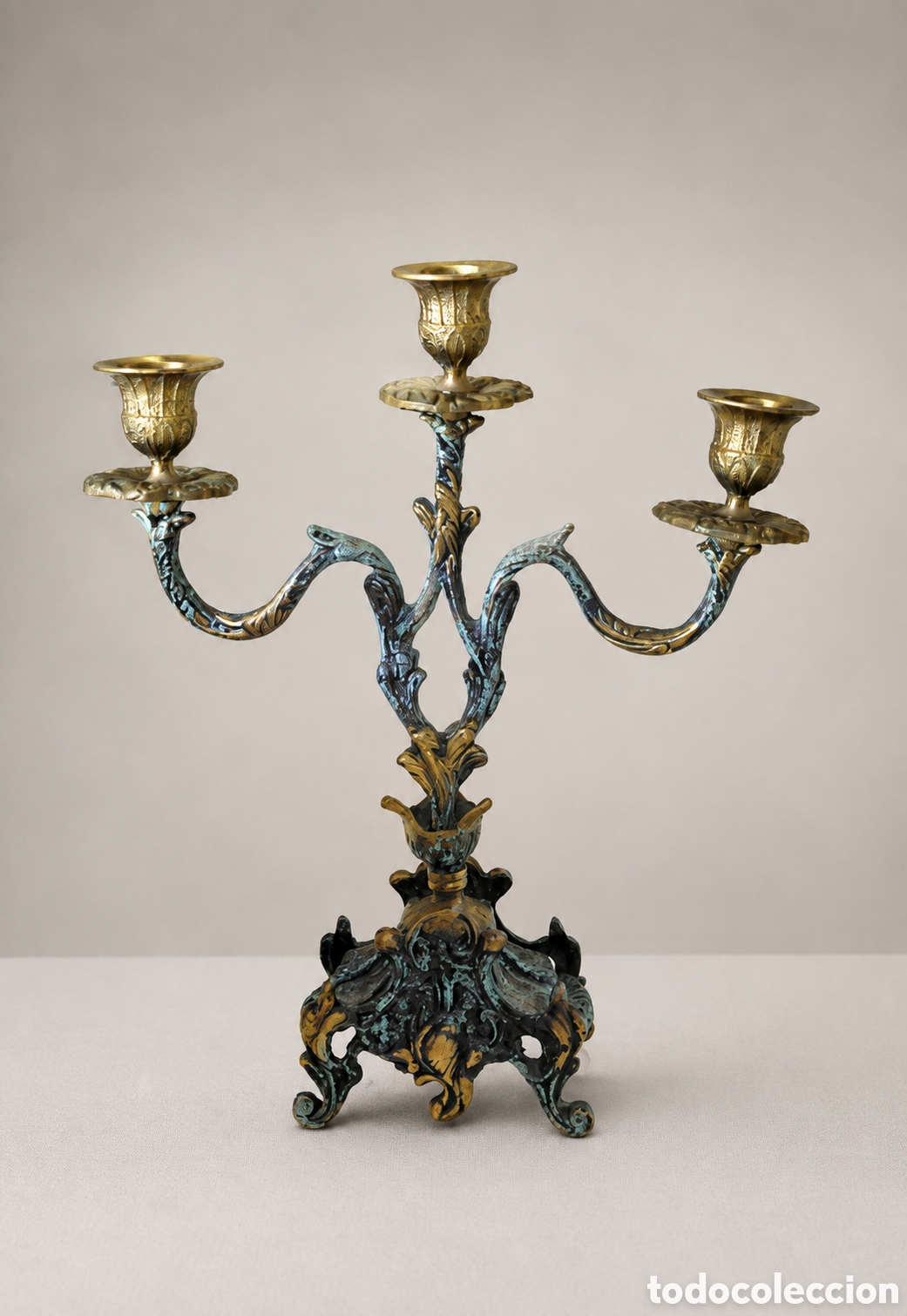 Antig&uuml;edades: Candelabro vintage de 3 brazos estilo rococ&oacute; en metal fundido &ndash; 31 cm