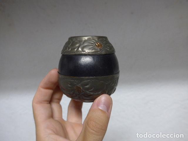 Antig&uuml;edades: Antiguo bote de mate o matera de principios siglo XX, repujada. Argentina o Uruguay