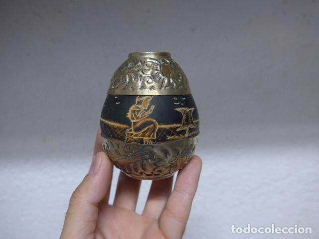 Antig&uuml;edades: Antiguo bote de mate o matera de principios siglo XX, en alpaca y con dibujos. Argentina