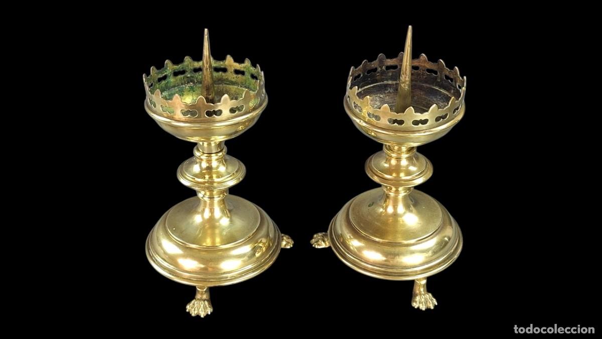 Antig&uuml;edades: Pareja candeleros candelabros. Neog&oacute;ticos. Lat&oacute;n. Espa&ntilde;a. Siglo XIX. 24,5 x 15 cm.