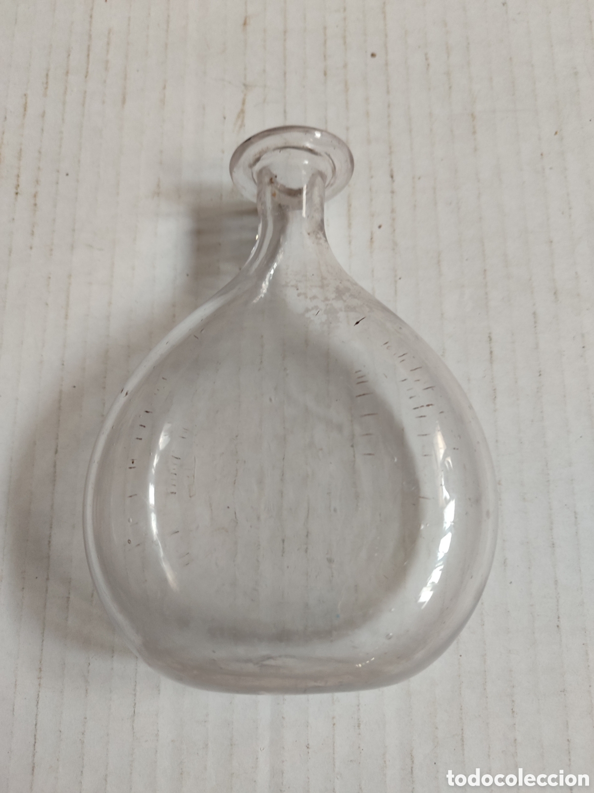 Antig&uuml;edades: Antigua figueta de cristal soplado.16cm.sin toques pero con rayadas