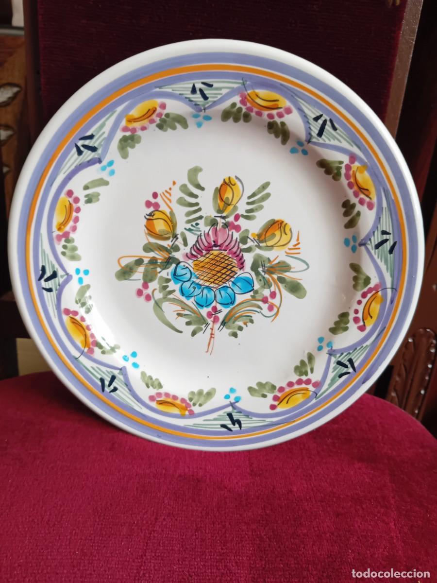 Antig&uuml;edades: Plato de cer&aacute;mica decorado con flor firmado por detr&aacute;s J.Playa, pintado a mano