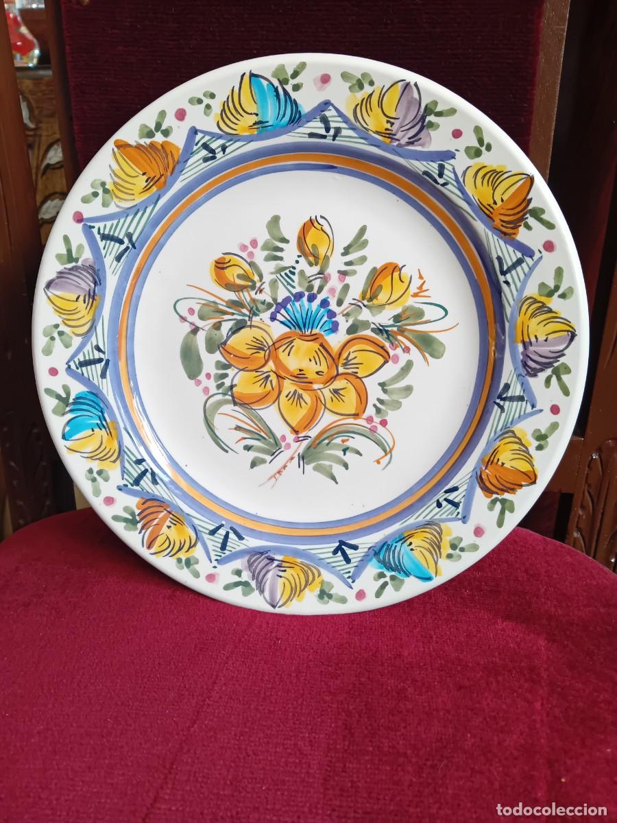 Antig&uuml;edades: Plato de cer&aacute;mica decorado con flor firmado por detr&aacute;s J.Playa, pintado a mano