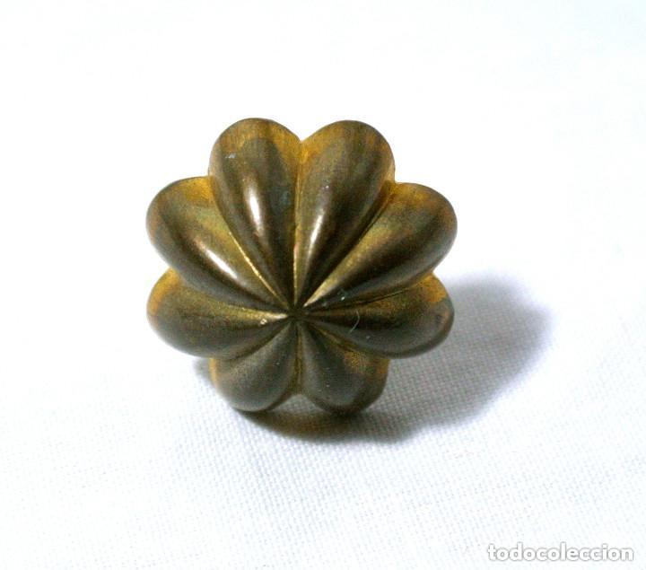 Antiquit&auml;ten: Chincheta antigua para tapicer&iacute;a o decoraci&oacute;n, Color Oro Di&aacute;metro 2.2 cm