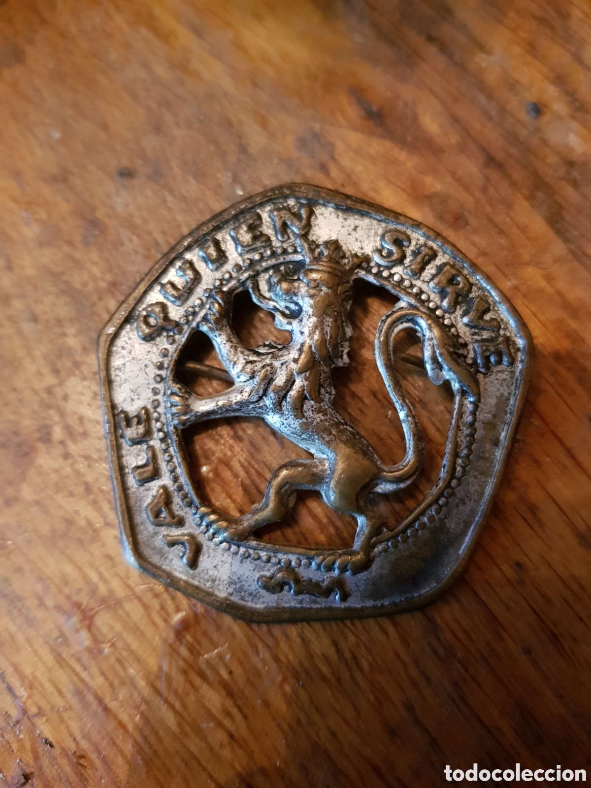 Antig&uuml;edades: ANTIGUA INSIGNIA DE LA OJE LEON RAMPANTE