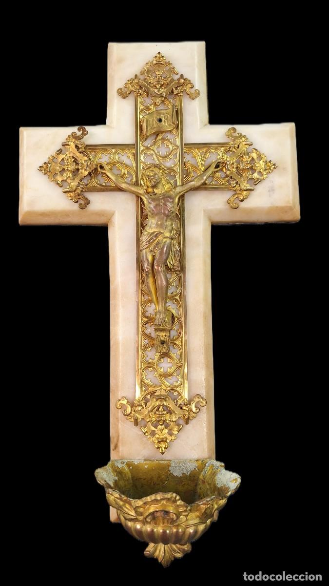 Antig&uuml;edades: Crucifijo. Alabastro, metal dorado. Neog&oacute;tico. Franica. Siglo XIX. 37 x 21 cm.