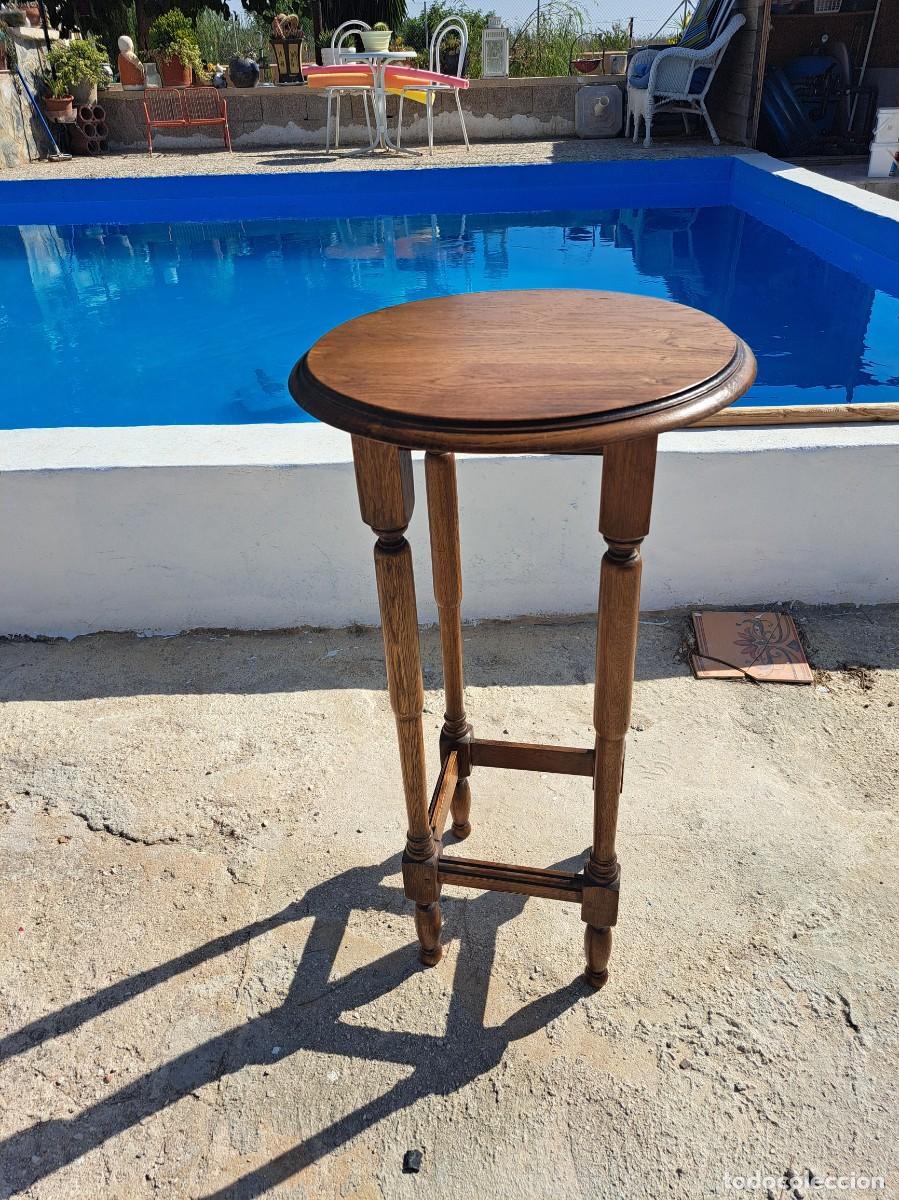Antig&uuml;edades: Preciosa mesa auxiliar de patas altas, madera de roble.