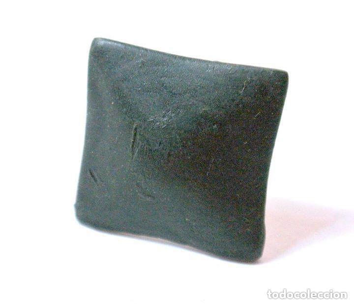 Antig&uuml;edades: Chincheta cuadrada antigua para tapicer&iacute;a o decoraci&oacute;n, metal Color Negro, Di&aacute;metro 2.4 cm