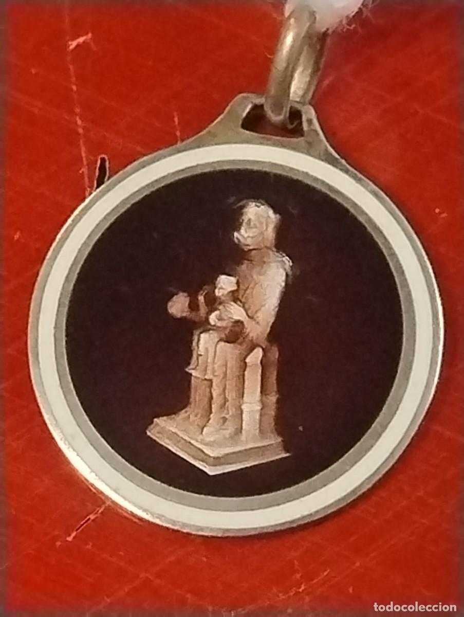 Antig&uuml;edades: Antigua medalla religiosa Virgen con ni&ntilde;o Montserrat o similar. Plata ? . Unos 2 cm de di&aacute;metro