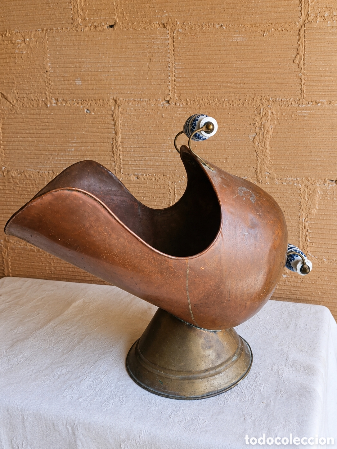 Antig&uuml;edades: Antigua carbonera de cobre y lat&oacute;n con asas de porcelana azul y blanca &ndash; 60 cm