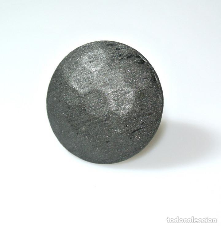 Antig&uuml;edades: Chincheta antigua para tapicer&iacute;a o decoraci&oacute;n, metal Color Gris mate con relieves, Di&aacute;metro 3 cm