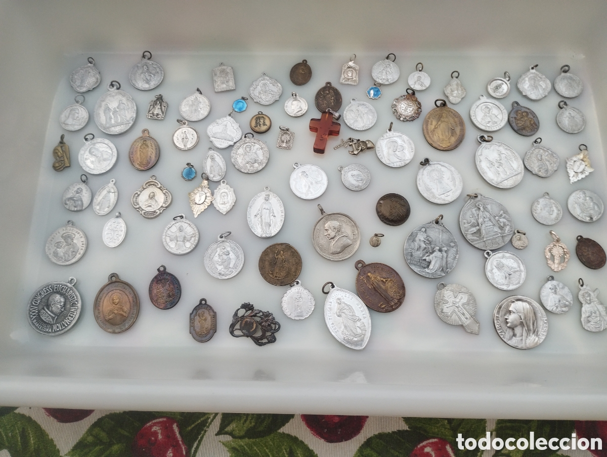 Antig&uuml;edades: Lote de 80 medallas religiosas algunas de plata
