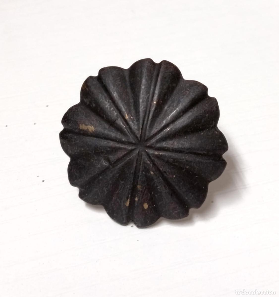 Antig&uuml;edades: Chincheta antigua para restauraci&oacute;n, tapicer&iacute;a o decoraci&oacute;n negro y metal color Oro, Di&aacute;metro 3.3 cm