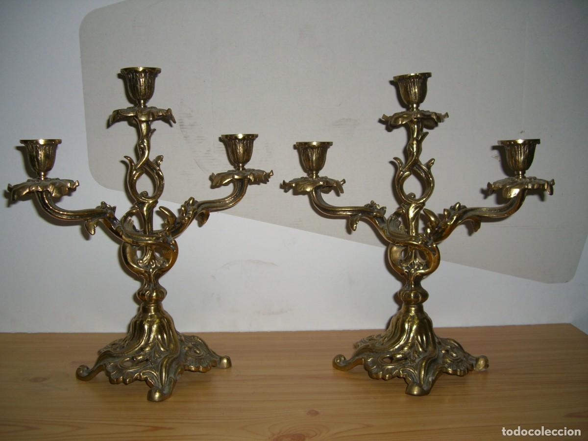 Antig&uuml;edades: PAREJA DE CANDELABROS EN BRONCE