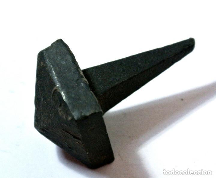 Antig&uuml;edades: Clavo herraje Antiguo para tapicer&iacute;a o decoraci&oacute;n metal negruzco mate, Cabeza cuadra de 1.8 x 1.8 cm