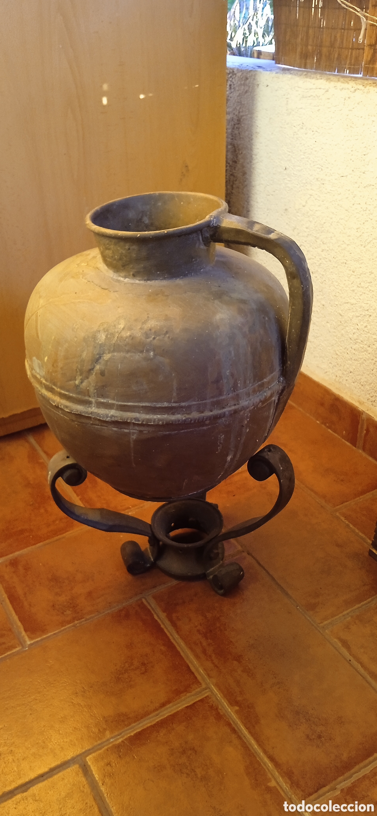 Antig&uuml;edades: C&aacute;ntaro Antiguo con peana de metal