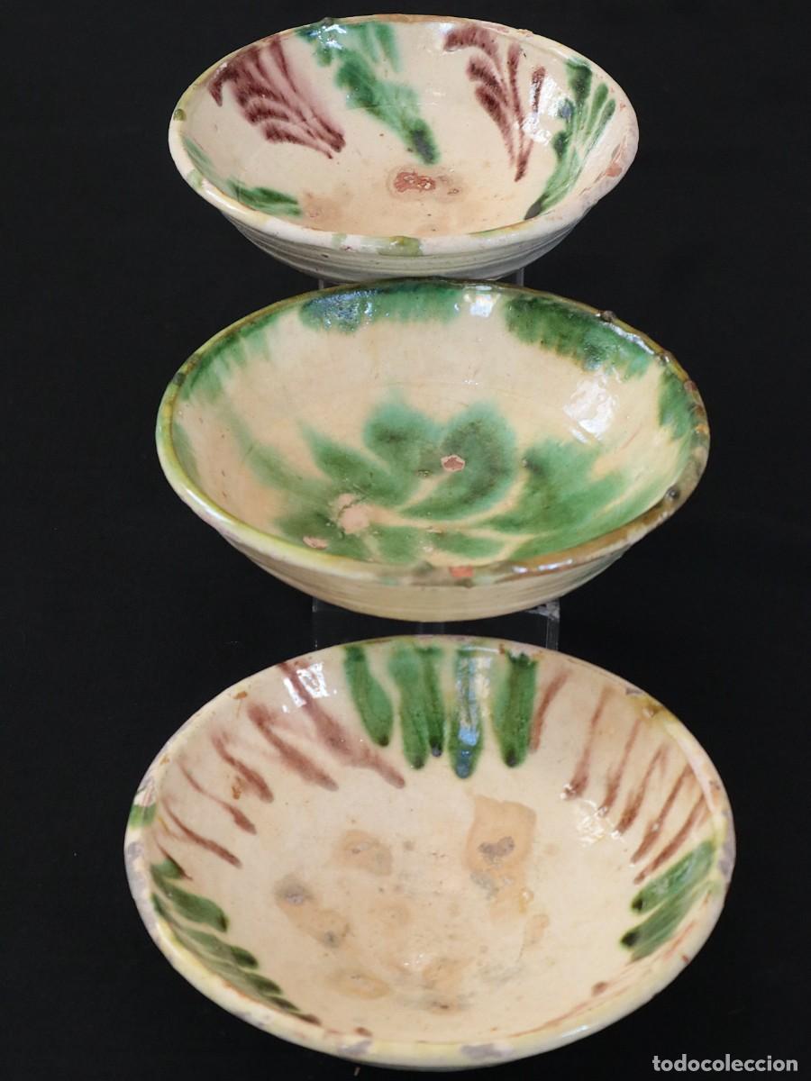 Antig&uuml;edades: Tres lebrillos de la alfarer&iacute;a popular andaluza de N&iacute;jar. Anteriores al siglo XIX. Miden 22 cm.
