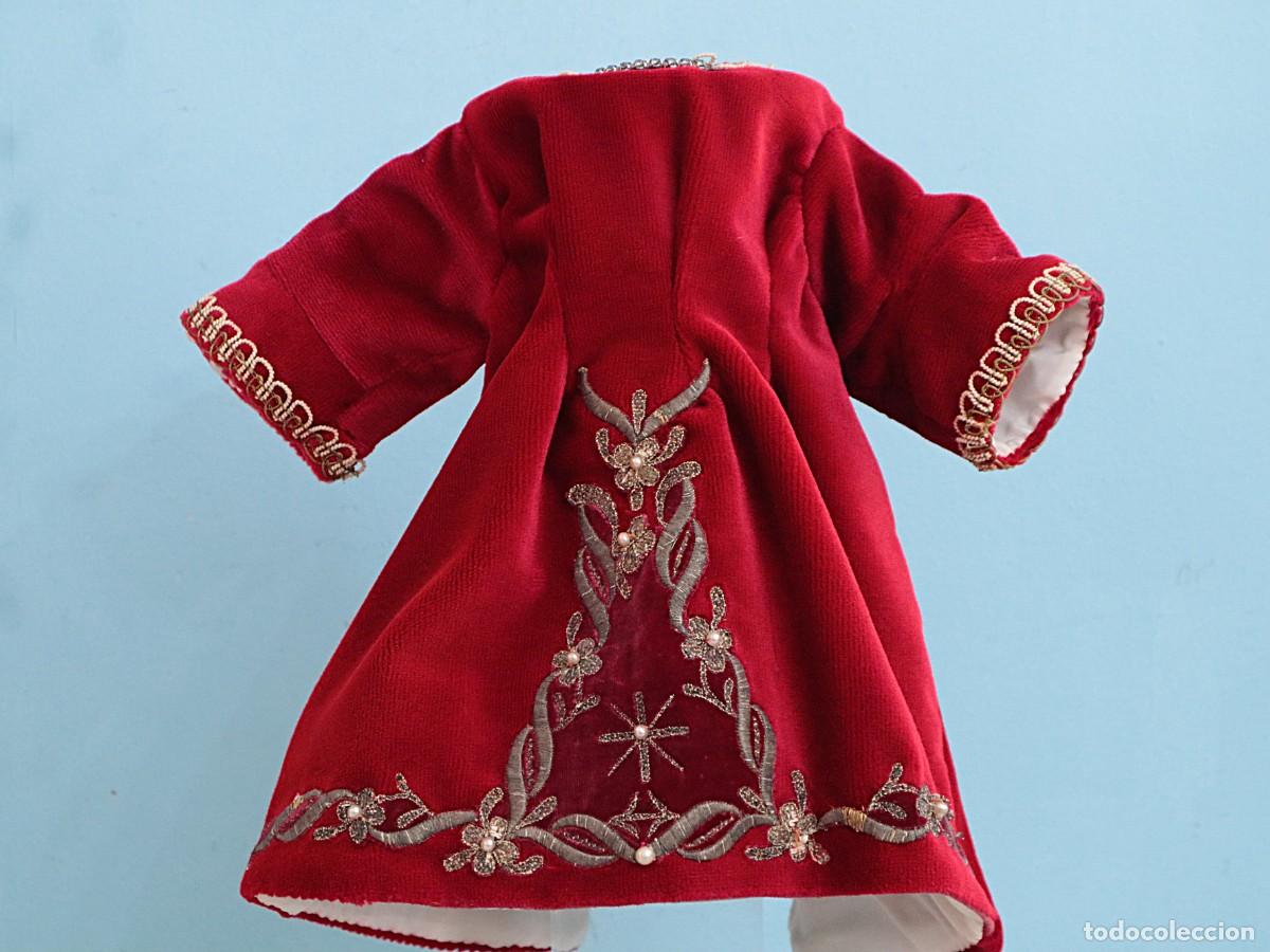 Antig&uuml;edades: Vestido para Ni&ntilde;o Jes&uacute;s confeccionado en terciopelo bordado. Siglo XX. Mide 34 cm de altura.