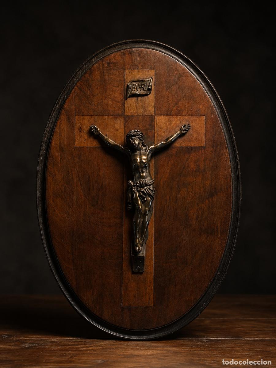 Antig&uuml;edades: ARTE SACRO. Cristo antiguo sobre &oacute;valo de madera con la cruz en marqueteria. Para pared 45cm.