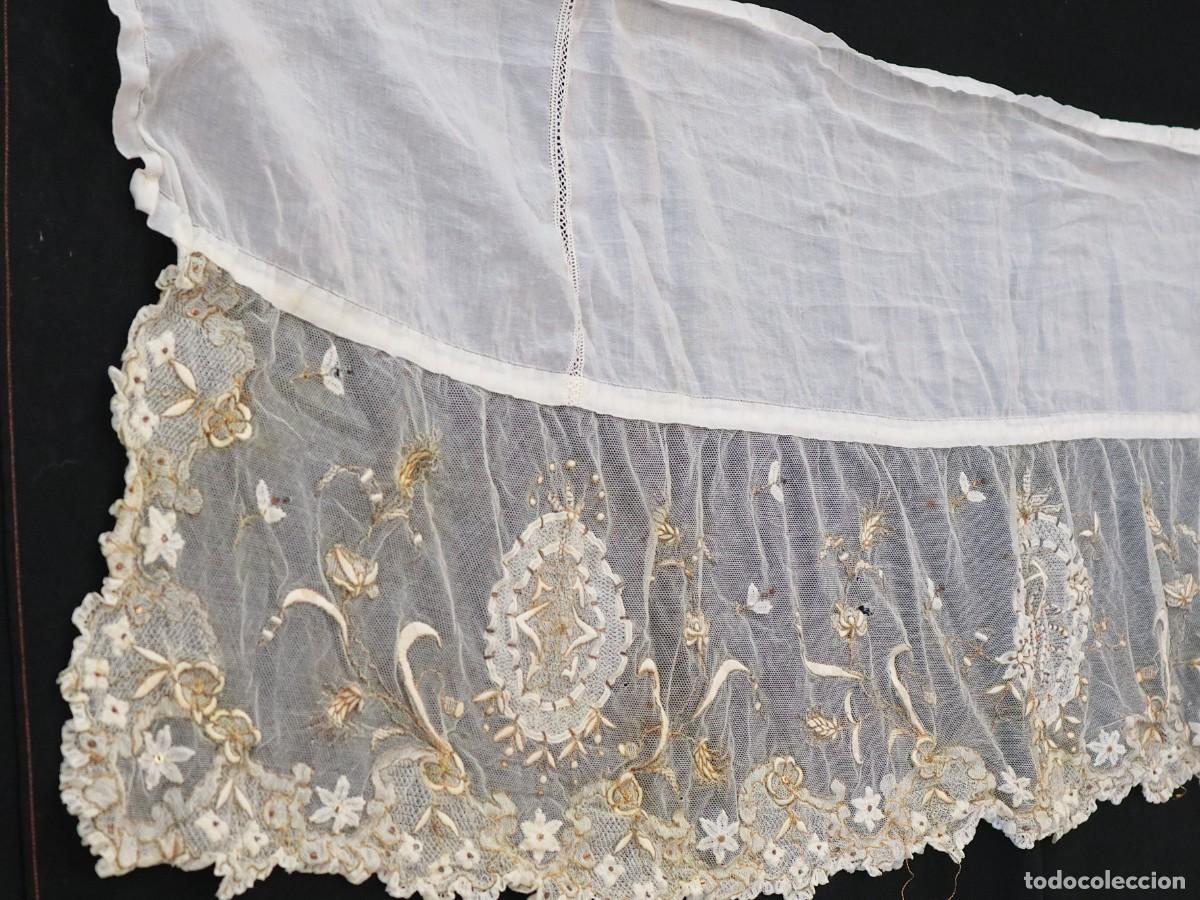 Antig&uuml;edades: Frente de altar confeccionado en hilo de lino y tul bordado de forma manual. Pps. S. XX. Mide 137 cm