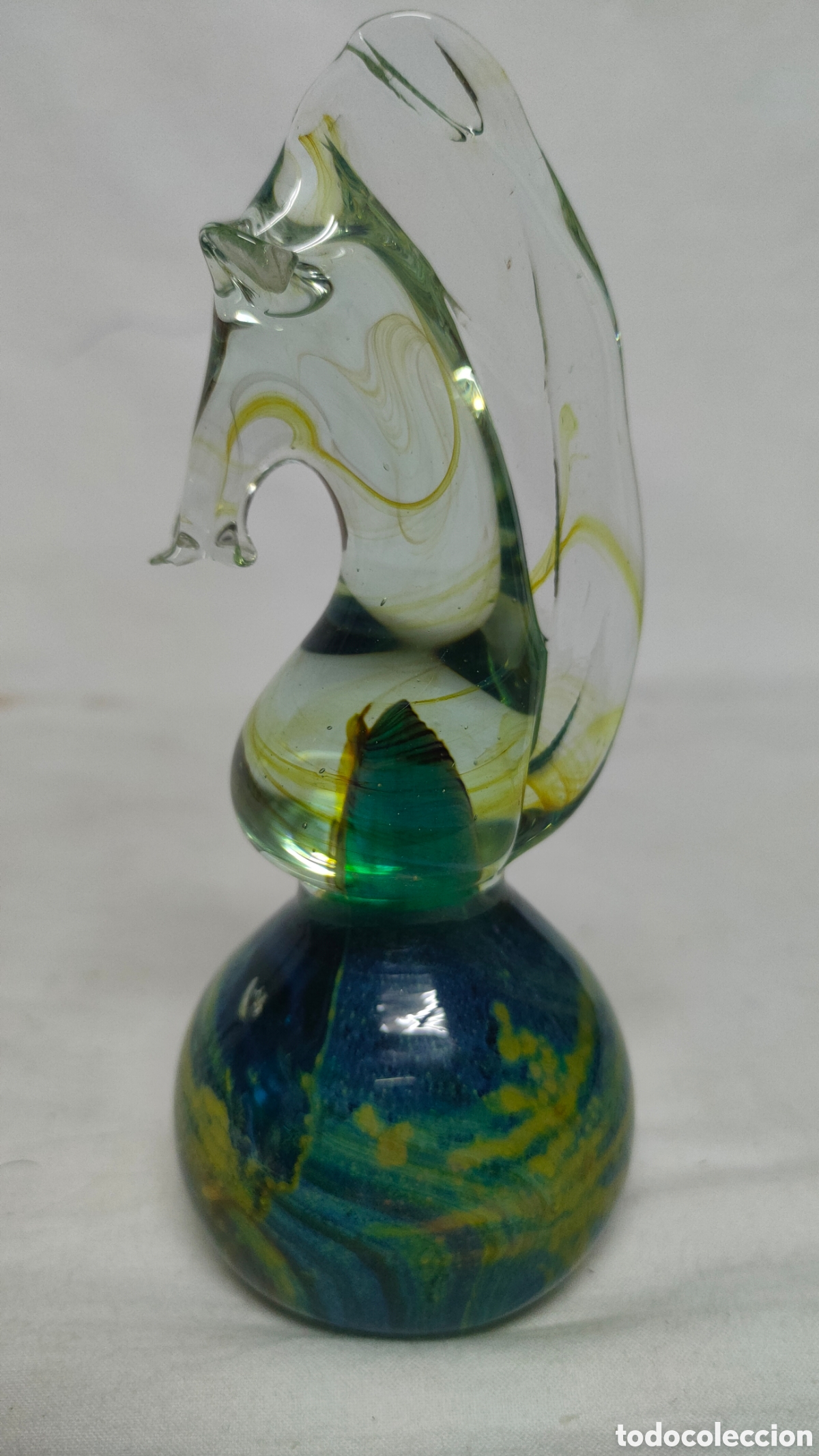 Antig&uuml;edades: PISAPAPELES EN VIDRIO SOPLADO DE MDINA GLASS( MALTA).CABALLITO DE MAR.AZULES,VERDOSOS Y AMARILLOS.