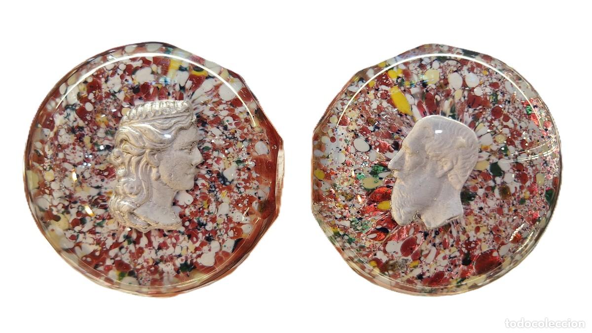 Antig&uuml;edades: Pareja de pisapapeles. Cristal tallado. Cameos incrustados. Siglo XX. 8 x 5 cm.