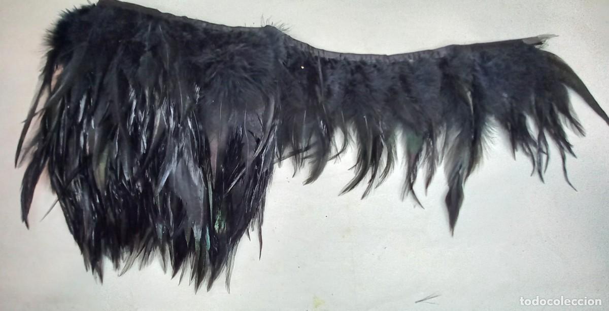 Antig&uuml;edades: FLECO EN CONTINUO DE PLUMA NEGRA ORIGINAL DE GALLO DE ALTA CALIDAD