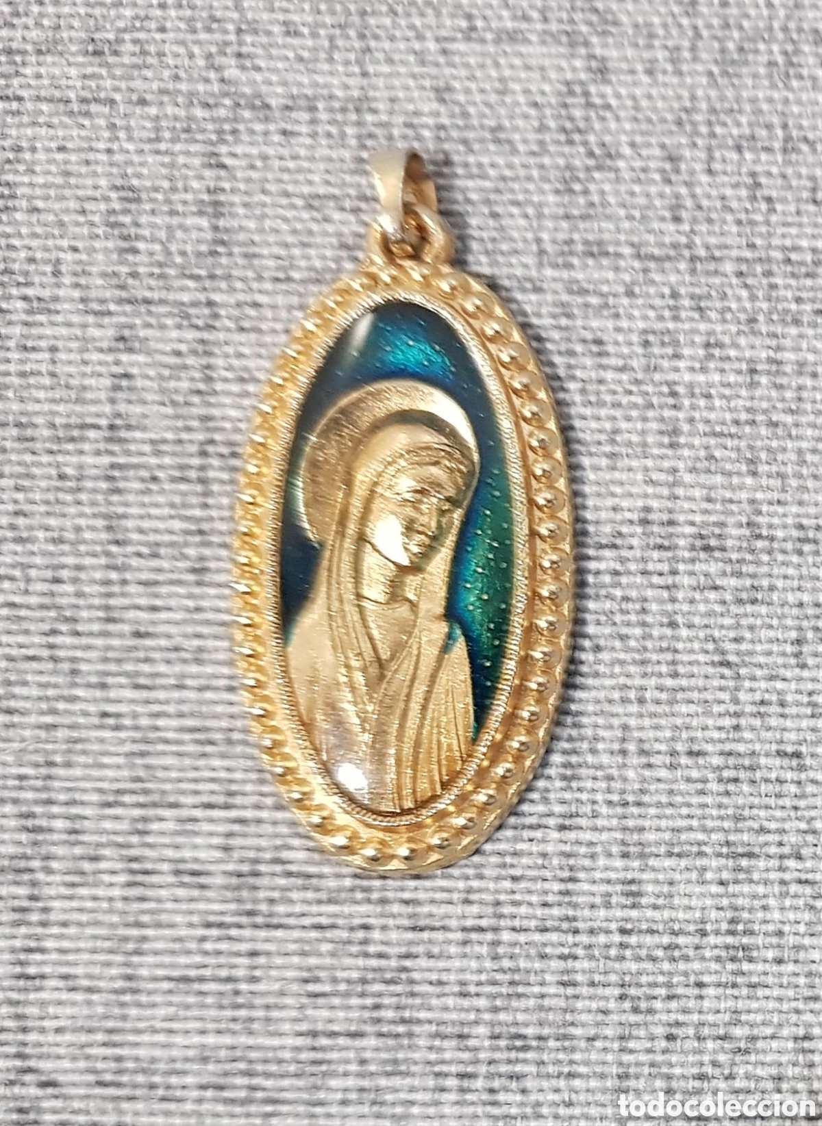 Antig&uuml;edades: MEDALLA RELIGIOSA OVALADA ESMALTADA VIRGEN MAR&Iacute;A. COLGANTE DORADO Y VERDE-AZULADO