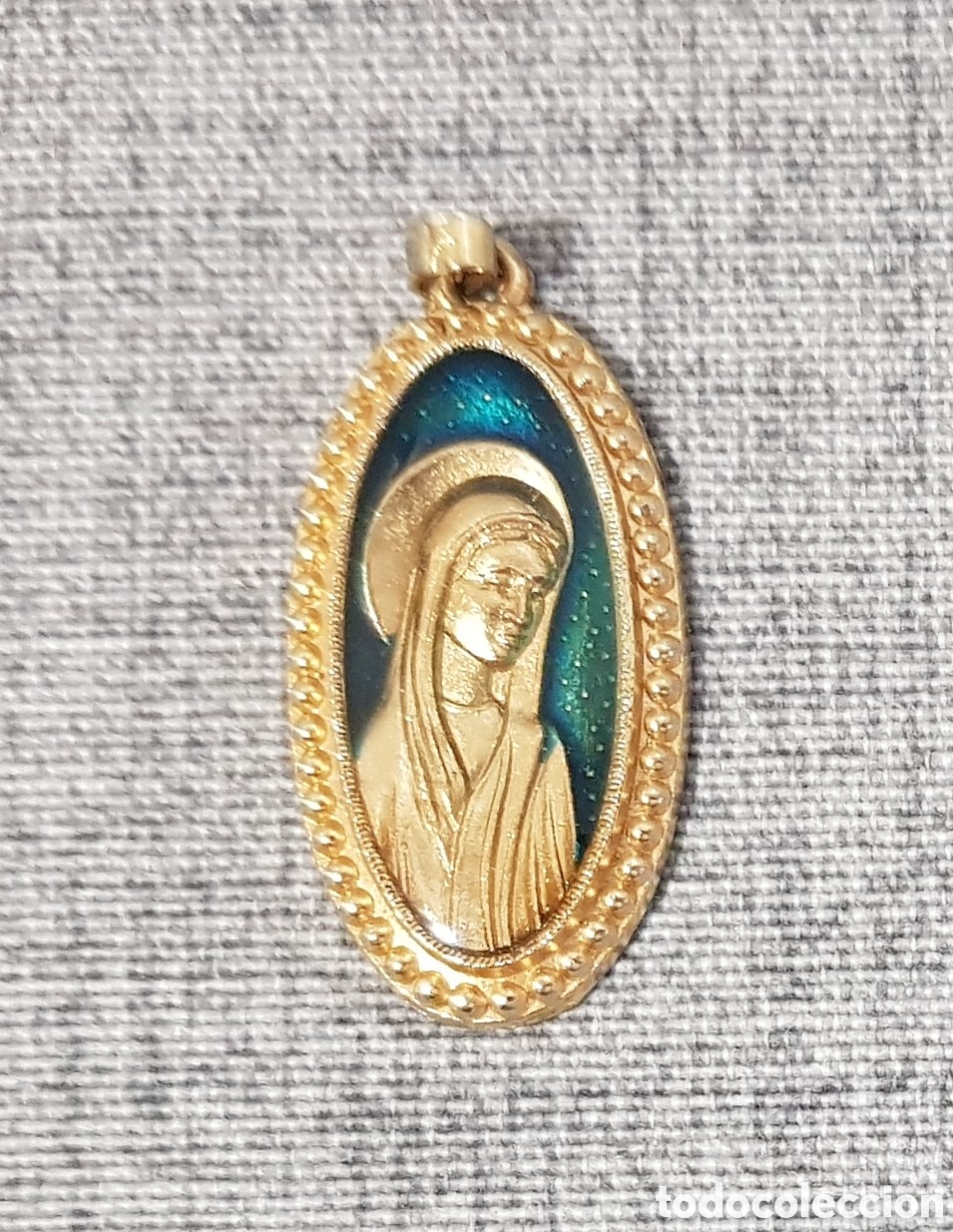 Antig&uuml;edades: MEDALLA OVALADA ESMALTADA VIRGEN MAR&Iacute;A. COLGANTE RELIGIOSO. EN DORADO Y VERDE-AZULADO