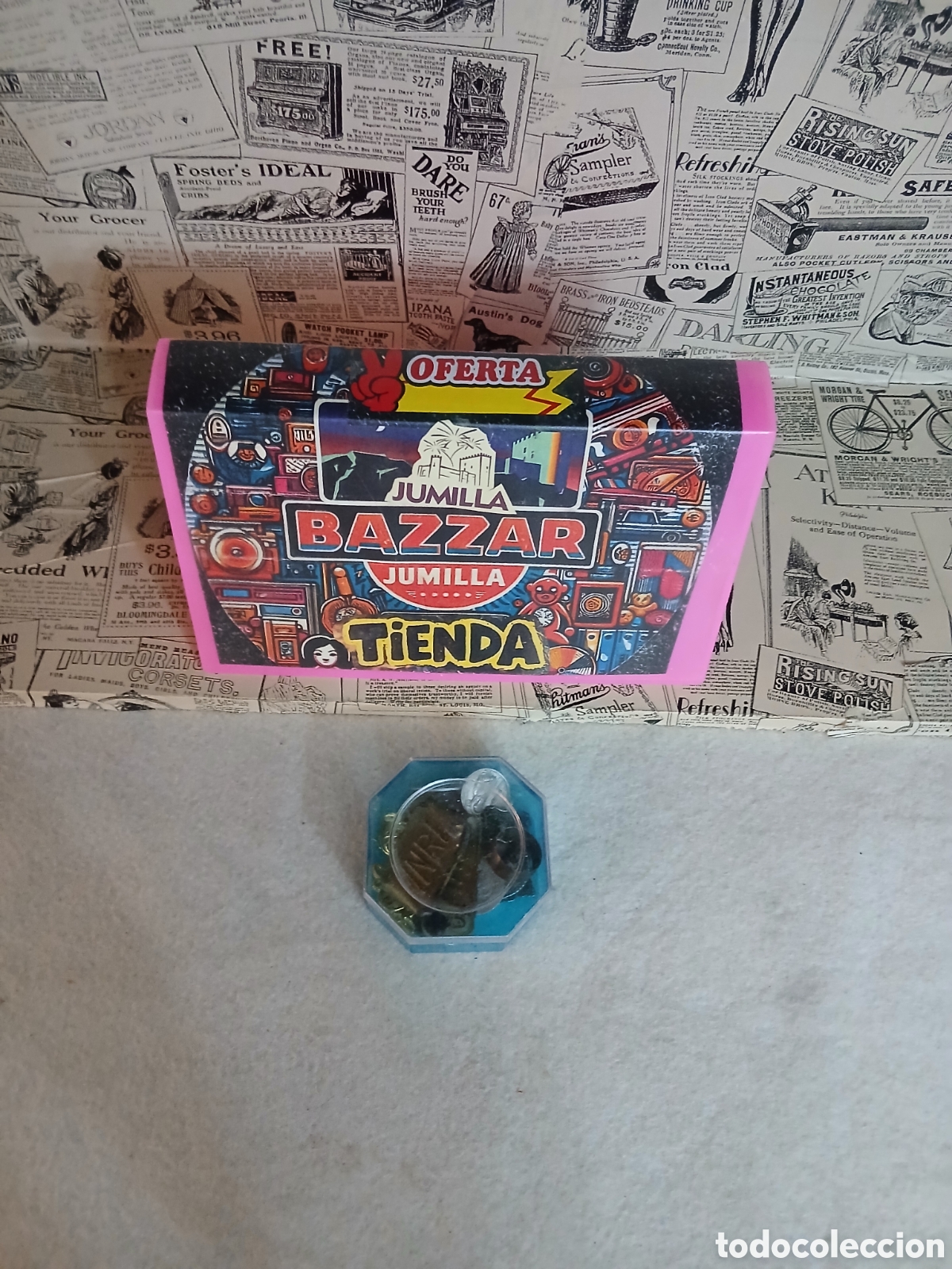 Antig&uuml;edades: Cajita con articulos religiosos medallas ectr
