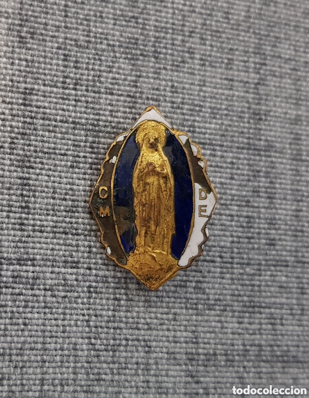 Antig&uuml;edades: ALFILER RELIGIOSO VIRGEN MAR&Iacute;A ESMALTADO. DORADO Y AZUL