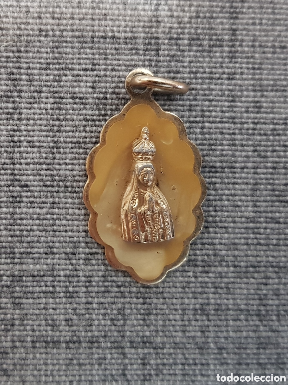Antig&uuml;edades: COLGANTE RELIGIOSO MEDALLA V&Iacute;RGEN DE F&Aacute;TIMA. COLOR DORADO