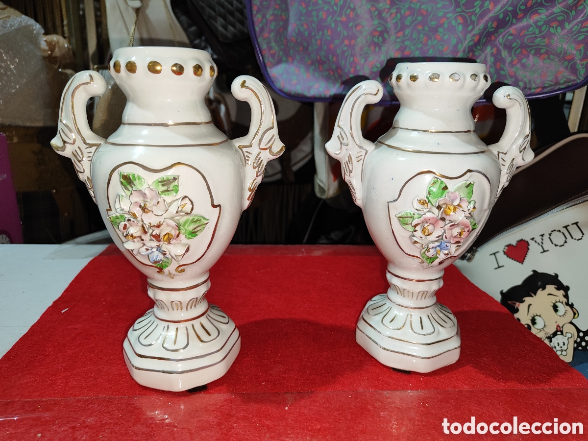 Antig&uuml;edades: Pareja de peque&ntilde;os jarrones o violetero estilo rom&aacute;ntico