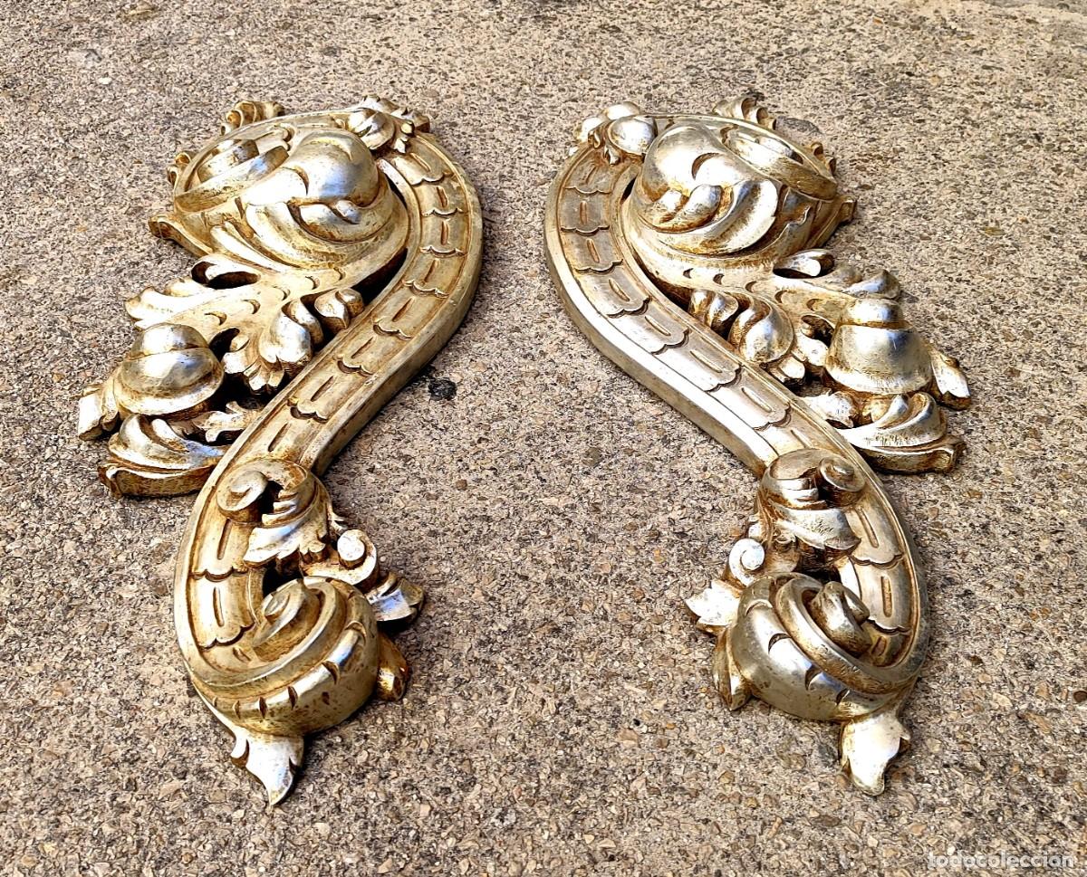 Antig&uuml;edades: Pareja de ornamentos de hojas de acanto en madera tallada, plateadas