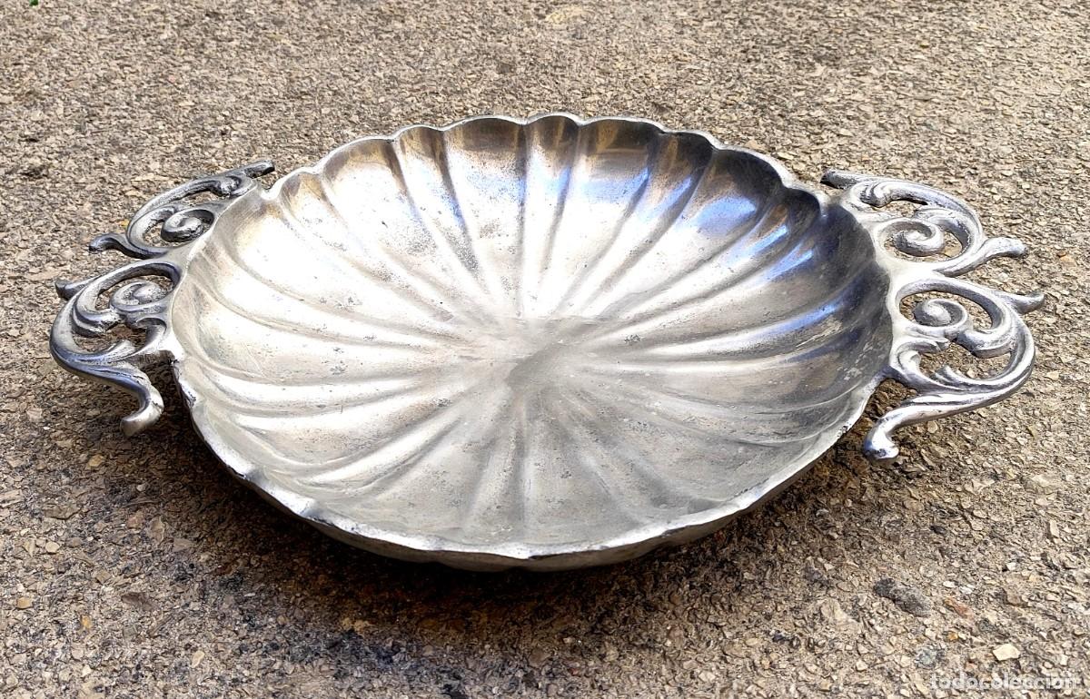 Antig&uuml;edades: Centro de mesa gallonado con asas realizado en pewter o esta&ntilde;o