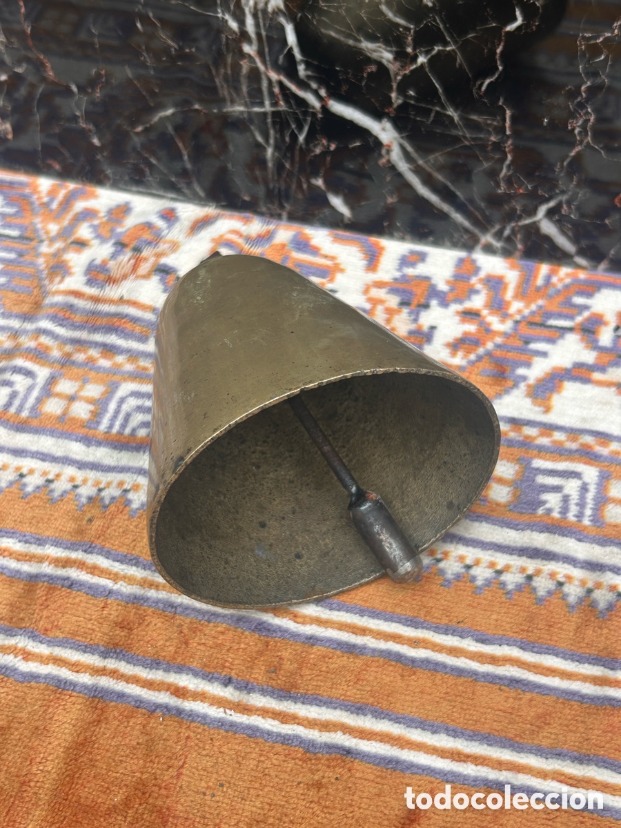 Antig&uuml;edades: Peque&ntilde;a campana o cencerro de metal