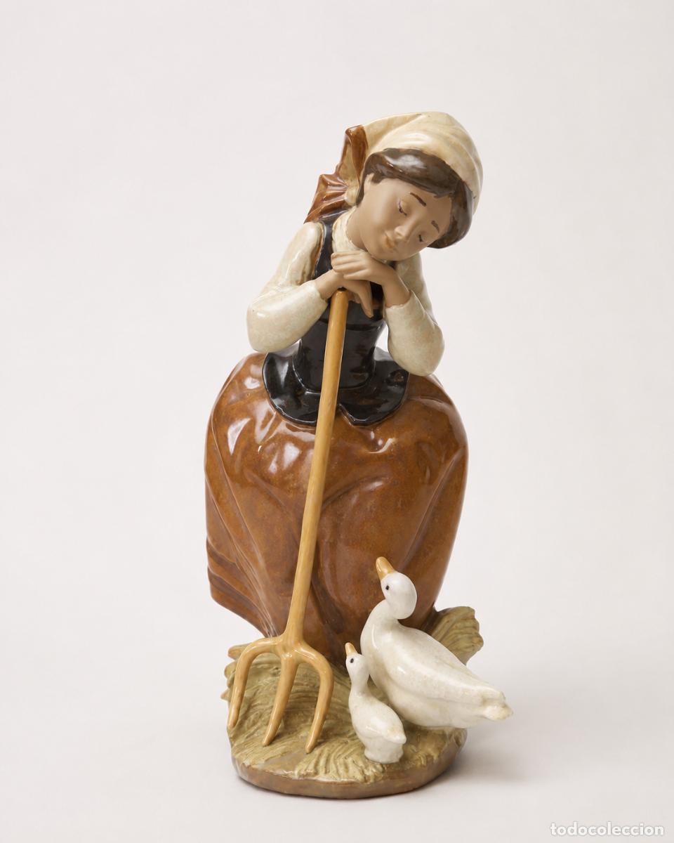 Antig&uuml;edades: LLADR&Oacute; GRES N&ordm; 2178 &laquo;ESTOY CANSADA&raquo; &ndash; JOS&Eacute; PUCHE &ndash; FIGURA CON OCAS, 1988
