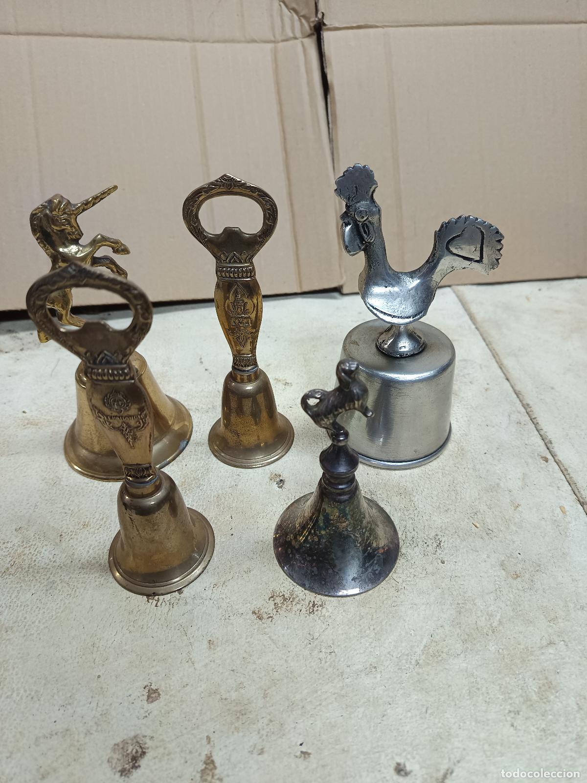 Antig&uuml;edades: PLOTE 5 CAMPANAS, CAMPANILLAS, DE BRONCE Y ALUMINIO, UNICORNIO, GALLO, PERRO, ABRIDOR..