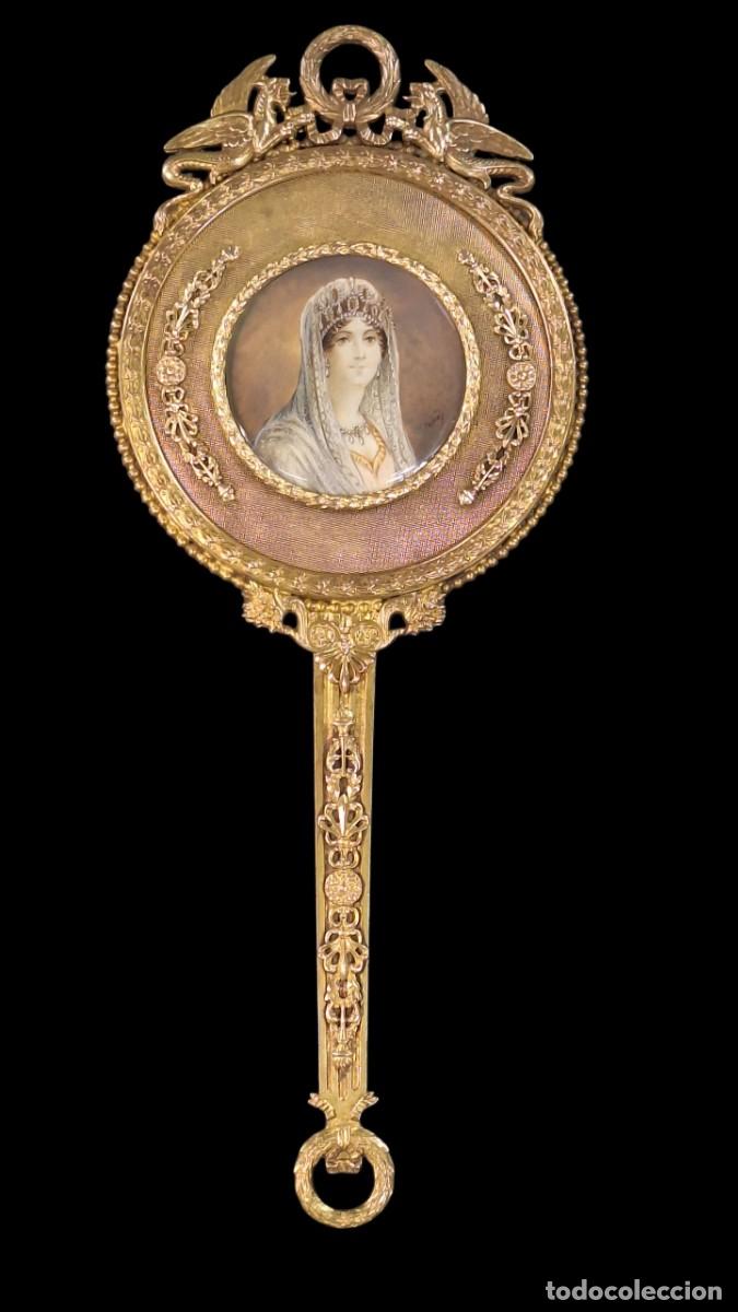 Antig&uuml;edades: Espejo mano. Bronce. Miniatura firmada Priery. &Eacute;poca Napole&oacute;n III. Francia. Siglo XIX. 33,5 x 3 cm.