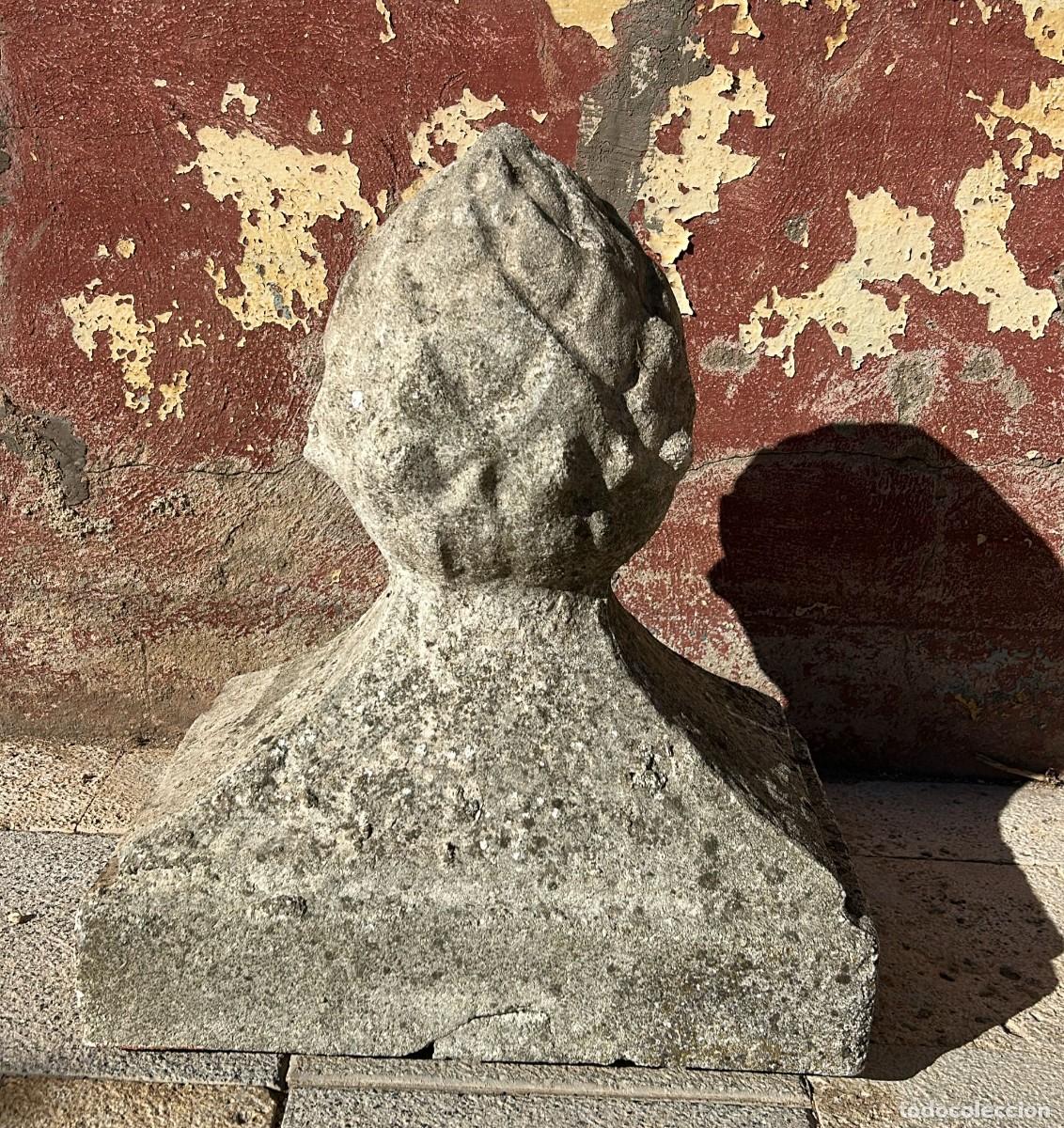 Antig&uuml;edades: PI&Ntilde;A DE JARD&Iacute;N EN PIEDRA ARTIFICIAL DE 56 CMS. ALTURA X 45 X 32 DE BASE PARA REMATE DE FACHADA