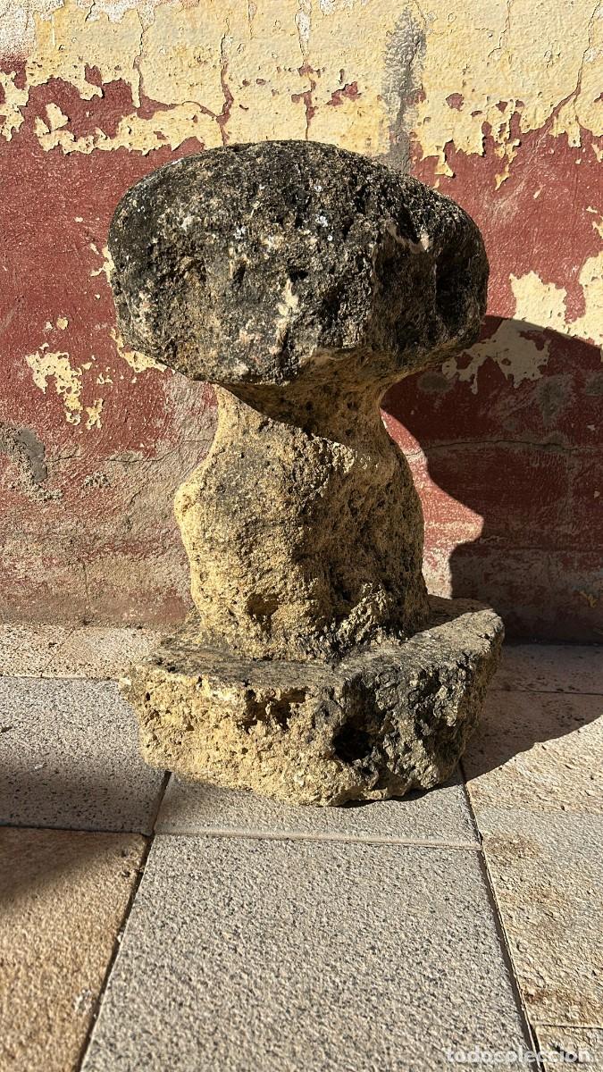 Antig&uuml;edades: BOLARDO DE PIEDRA NATURA ANTIGUO Y TRABAJADO MANUALMENTE DE 60 CMS. DE ALTO Y 32 X 32 CMS DE BASE