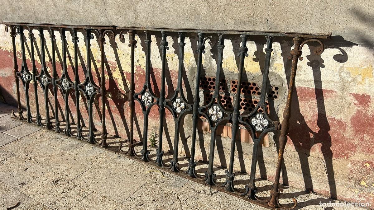 Antig&uuml;edades: BARANDILLAS O ANTEPECHOS MODERNISTAS EXTRAORDINARIA PAREJA CON DECORACION DE FLORES DE 156 Y 146
