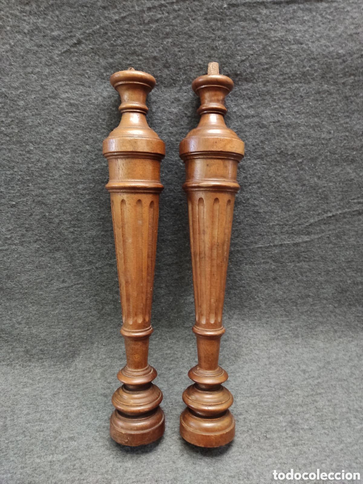 Antig&uuml;edades: Pareja de columnillas de madera de nogal