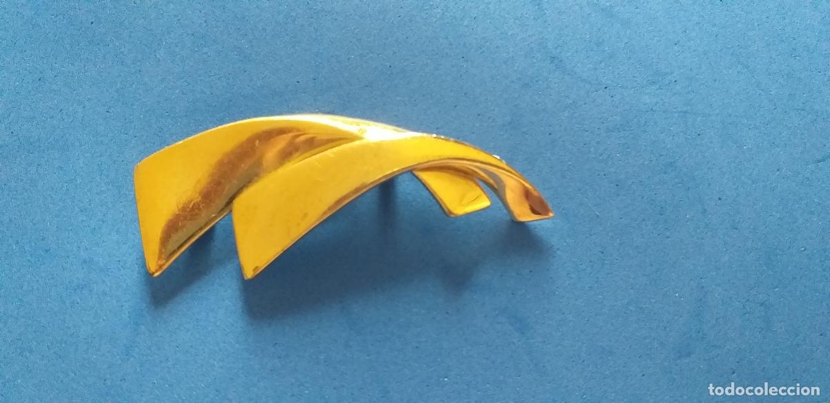 Antig&uuml;edades: Broche dorado. Dos ramas que se entrelazan. Alfiler