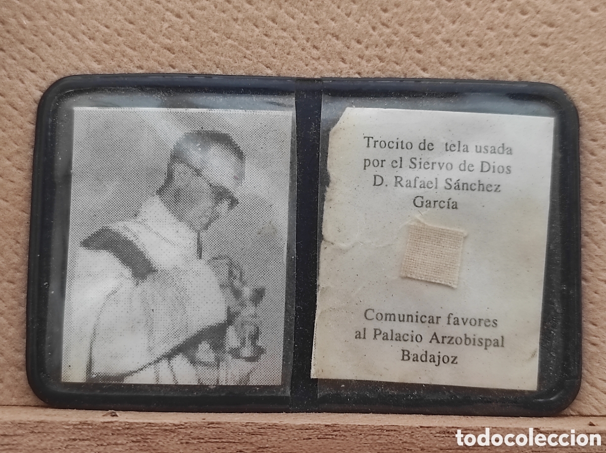 Antig&uuml;edades: Relicario de bolsillo con una reliquia de tela de D. Rafael S&aacute;nchez Garc&iacute;a