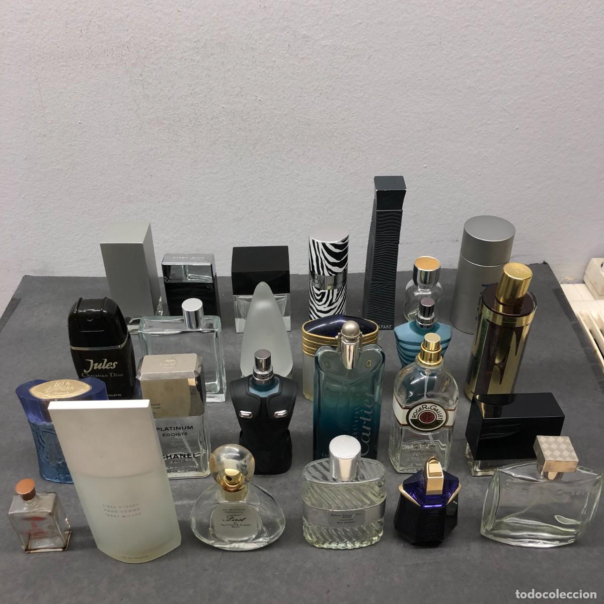 Antig&uuml;edades: COLECCION DE 25 FRASCOS DE PERFUMES - CHANEL, BOUCHERON, LOEWE, PRADA, ROCHAS, CHROME, ETC. / 1976