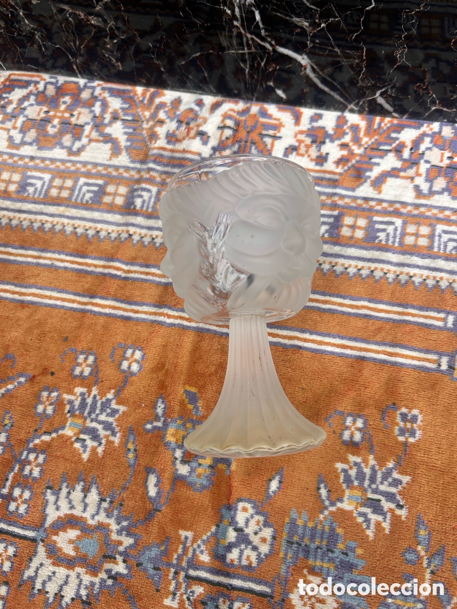 Antig&uuml;edades: copa o c&aacute;liz de cristal esmerilado dise&ntilde;o en relieve de cabezas de le&oacute;n