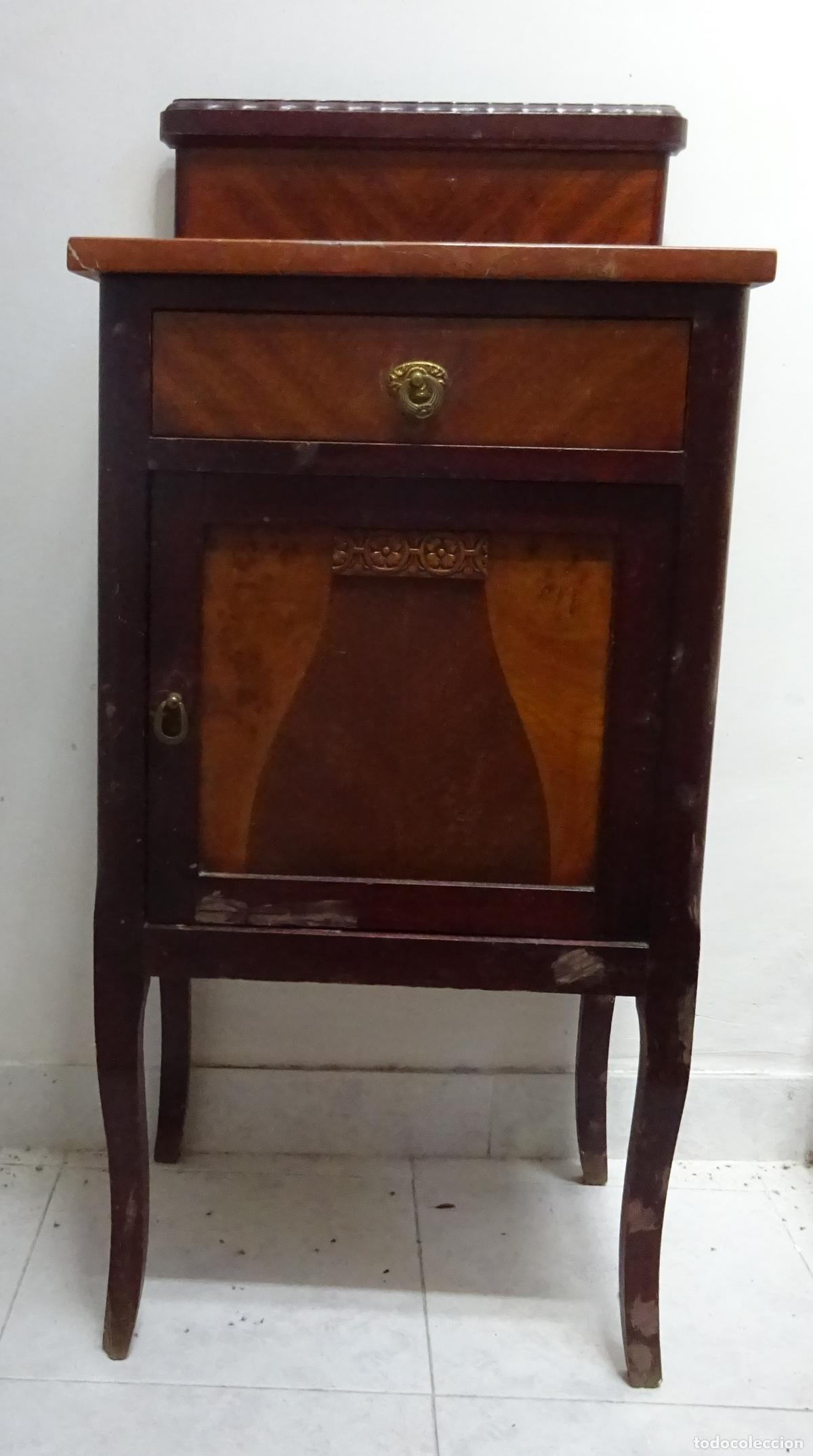 Antig&uuml;edades: MESILLA / MESITA DE NOCHE DE MADERA ESTILO MODERNISTA CON ENCIMERA DE MARMOL ROJIZO. PARA RESTAURAR